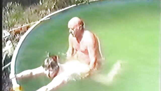 Harti luhur :  Seksi brunette ieu choked na x_x ku kolam renang nu Sawawa video 